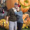 Alyssa Milano et David Bugliari préparent Halloween en se rendant à Disneyland. Anaheim, le 26 octobre 2013.