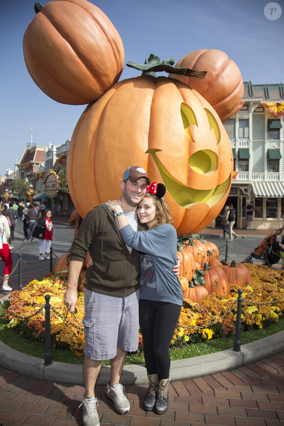 Alyssa Milano et David Bugliari préparent Halloween en se rendant à Disneyland. Anaheim, le 26 octobre 2013.