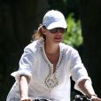 Exclusif - Valérie Trierweiler fait du vélo dans le parc de Versailles le 24 juillet 2012.