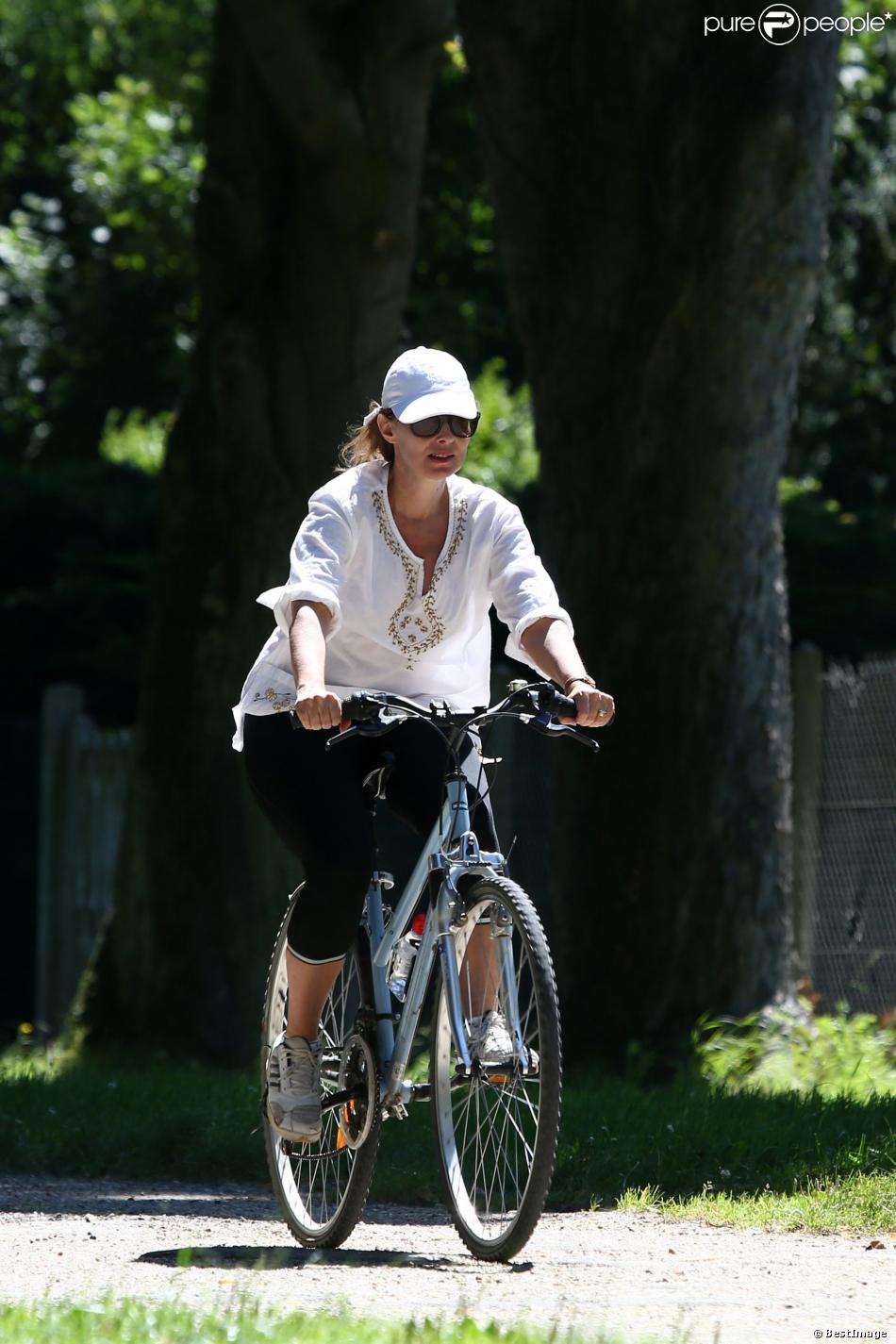 Exclusif - Valérie Trierweiler fait du vélo dans le parc de Versailles le 24 juillet 2012.
