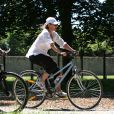 Exclusif - Valérie Trierweiler fait du vélo dans le parc de Versailles le 24 juillet 2012.
