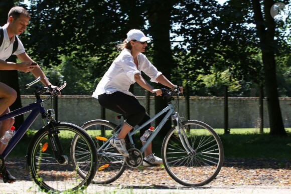 Exclusif - Valérie Trierweiler fait du vélo dans le parc de Versailles le 24 juillet 2012.