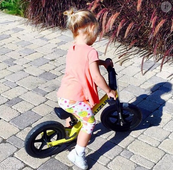 La petite Willow, fille de Pink et Carey Hart, sur son vélo, le 12 octobre 2013.
