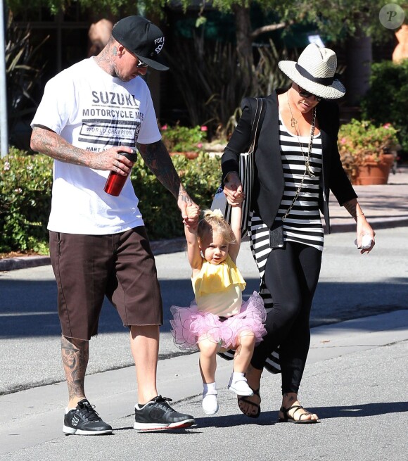 Pink et son mari Carey Hart emmènent leur fille Willow prendre le petit déjeuner à "Coogies" à Malibu, le 22 septembre 2013.