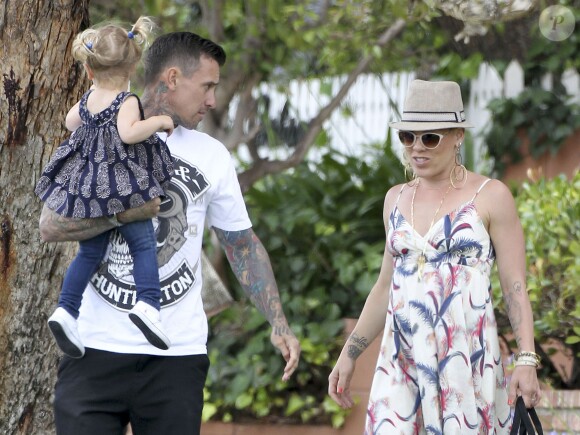 Exclusif - Pink et son mari Carey Hart vont faire un pique-nique avec leur fille Willow à Malibu, le 12 juin 2013.