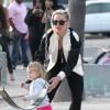 La chanteuse Pink, son mari Carey Hart et leur fille Willow s'amusent en famille à Venice Beach, le 9 Juin 2013.