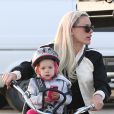 La chanteuse Pink, son mari Carey Hart et leur fille Willow s'amusent en famille à Venice Beach, le 9 Juin 2013.