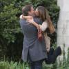 Jessica Alba embrasse fougueusement Pierce Brosnan sur le tournage du film How to Make Love Like an Englishman à Los Angeles, le 30 octobre 2013.