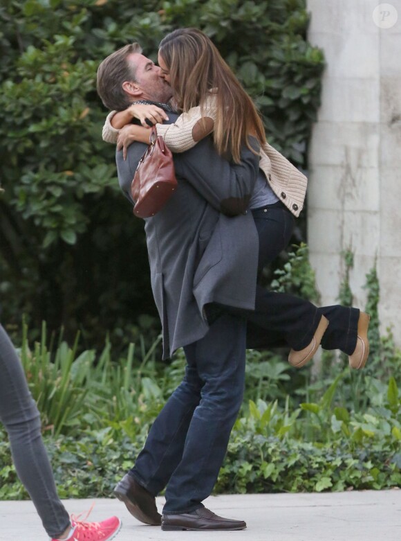 Jessica Alba embrasse fougueusement Pierce Brosnan sur le tournage du film How to Make Love Like an Englishman à Los Angeles, le 30 octobre 2013.