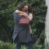 Jessica Alba embrasse fougueusement Pierce Brosnan sur le tournage du film How to Make Love Like an Englishman à Los Angeles, le 30 octobre 2013.