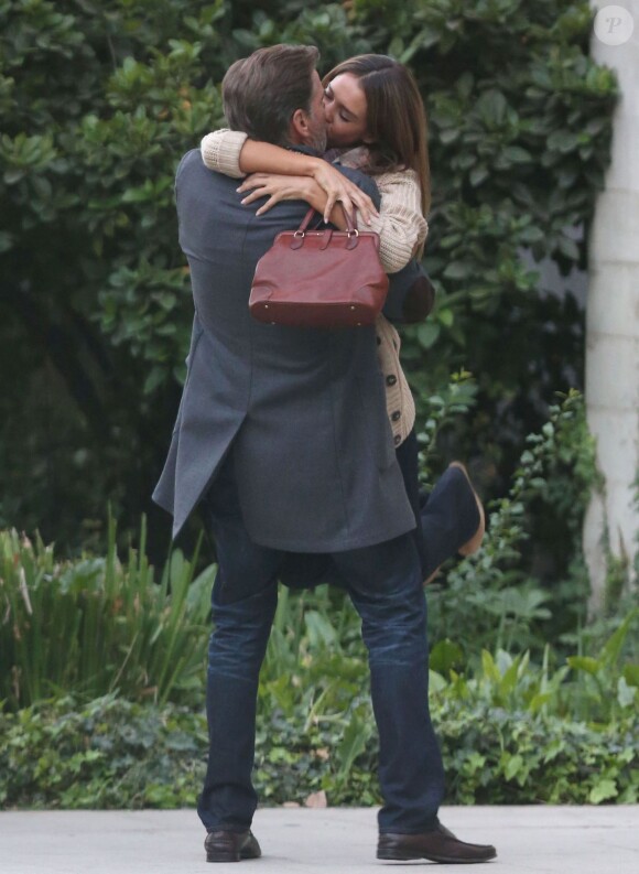 Jessica Alba embrasse fougueusement Pierce Brosnan sur le tournage du film How to Make Love Like an Englishman à Los Angeles, le 30 octobre 2013.