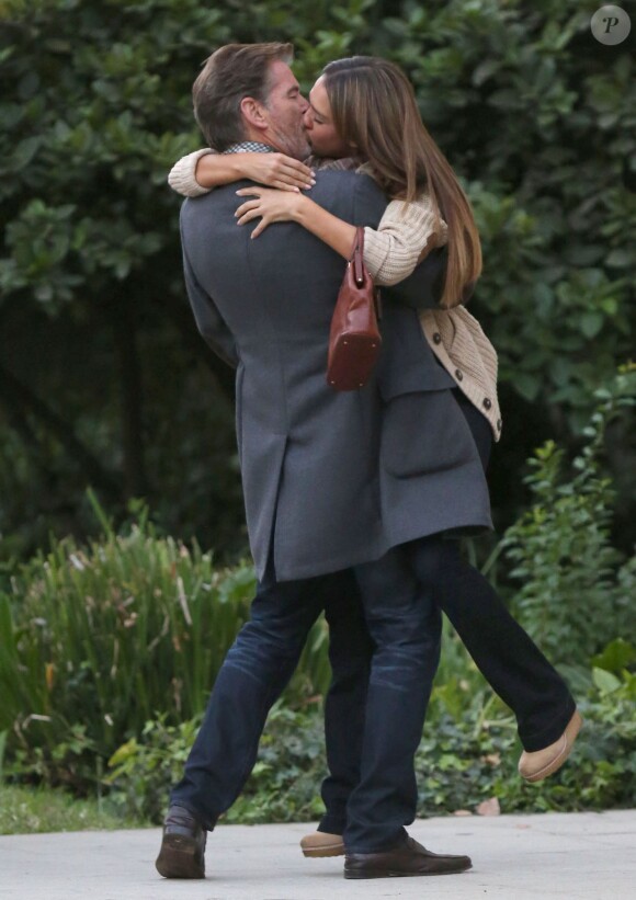 Jessica Alba embrasse fougueusement Pierce Brosnan sur le tournage du film How to Make Love Like an Englishman à Los Angeles, le 30 octobre 2013.