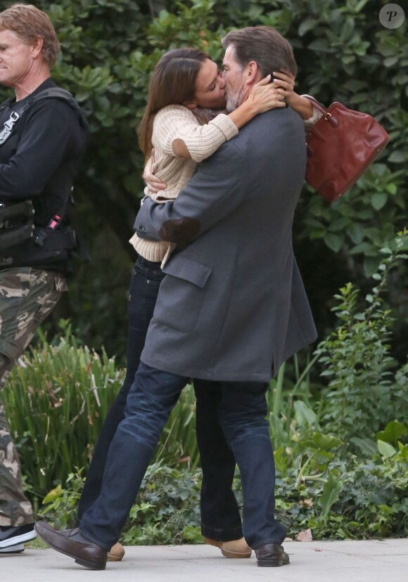 Jessica Alba embrasse fougueusement Pierce Brosnan sur le tournage du film How to Make Love Like an Englishman à Los Angeles, le 30 octobre 2013.