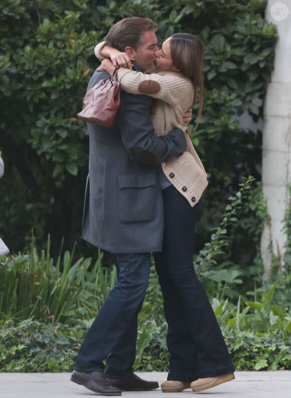 Jessica Alba embrasse fougueusement Pierce Brosnan sur le tournage du film How to Make Love Like an Englishman à Los Angeles, le 30 octobre 2013.