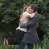 Jessica Alba embrasse fougueusement Pierce Brosnan sur le tournage du film How to Make Love Like an Englishman à Los Angeles, le 30 octobre 2013.
