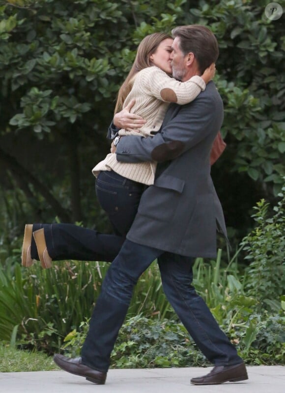 Jessica Alba embrasse fougueusement Pierce Brosnan sur le tournage du film How to Make Love Like an Englishman à Los Angeles, le 30 octobre 2013.