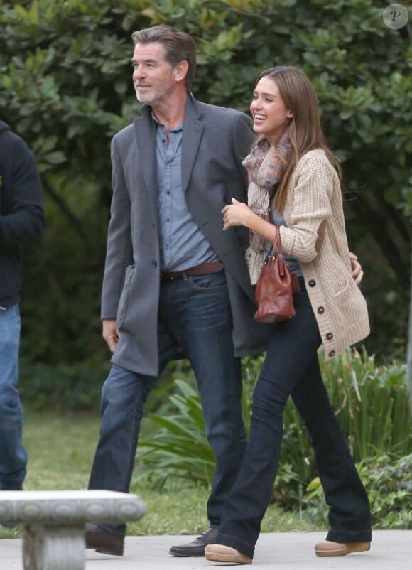 Jessica Alba et Pierce Brosnan affichent leur complicité sur le tournage du film How to Make Love Like an Englishman à Los Angeles, le 30 octobre 2013.
