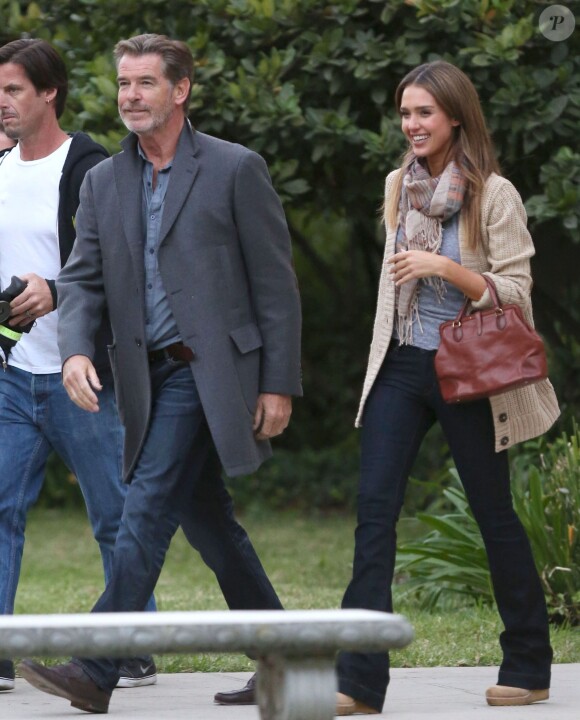 Jessica Alba et Pierce Brosnan affichent leur complicité sur le tournage du film How to Make Love Like an Englishman à Los Angeles, le 30 octobre 2013.
