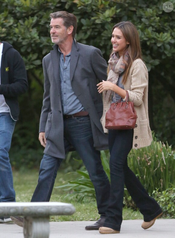 Jessica Alba et Pierce Brosnan affichent leur complicité sur le tournage du film How to Make Love Like an Englishman à Los Angeles, le 30 octobre 2013.