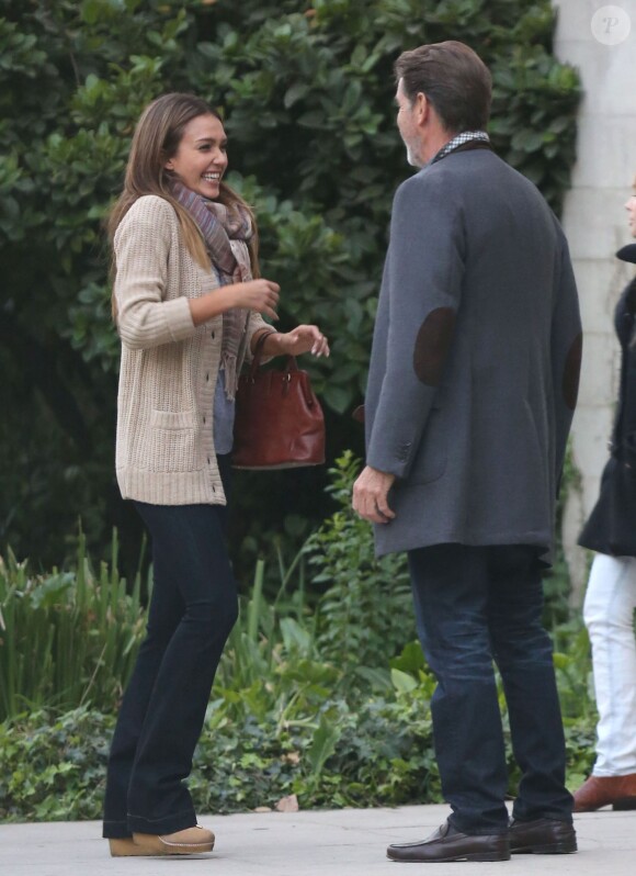 Jessica Alba et Pierce Brosnan affichent leur complicité sur le tournage du film How to Make Love Like an Englishman à Los Angeles, le 30 octobre 2013.