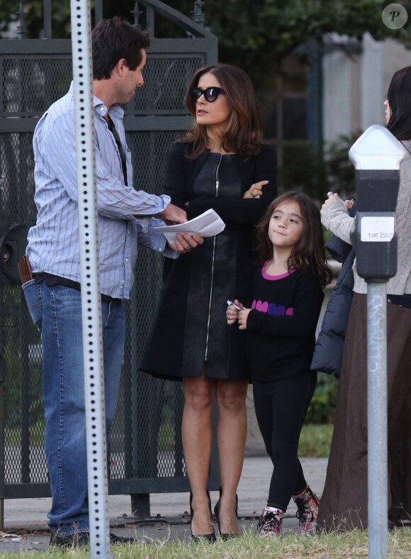 Salma Hayek avec sa fille Valentina Paloma Pinault sur le tournage du film How to Make Love Like an Englishman à Los Angeles, le 30 octobre 2013.