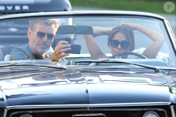 Pierce Brosnan et Salma Hayek en forme sur le tournage du film How to Make Love Like an Englishman à Los Angeles, le 30 octobre 2013.