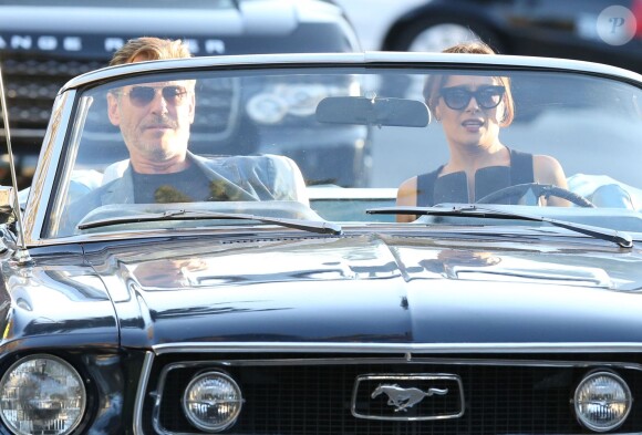 Pierce Brosnan et Salma Hayek en forme sur le tournage du film How to Make Love Like an Englishman à Los Angeles, le 30 octobre 2013.