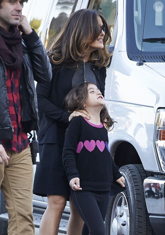 Salma Hayek avec sa fille Valentina Paloma Pinault sur le tournage du film How to Make Love Like an Englishman à Los Angeles, le 30 octobre 2013.