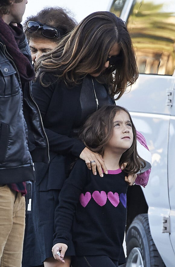 Salma Hayek avec sa fille Valentina Paloma Pinault sur le tournage du film How to Make Love Like an Englishman à Los Angeles, le 30 octobre 2013.