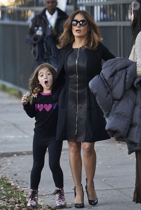 Salma Hayek avec sa fille Valentina Paloma Pinault sur le tournage du film How to Make Love Like an Englishman à Los Angeles, le 30 octobre 2013.