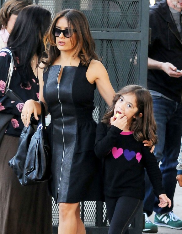 Salma Hayek avec sa fille Valentina Paloma Pinault sur le tournage du film How to Make Love Like an Englishman à Los Angeles, le 30 octobre 2013.