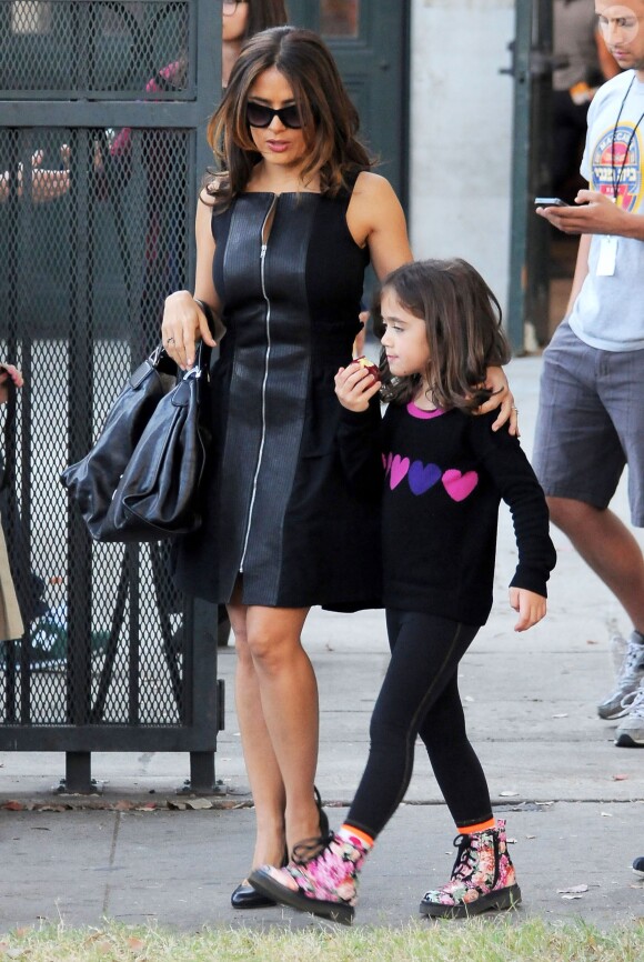 Salma Hayek avec sa fille Valentina Paloma Pinault sur le tournage du film How to Make Love Like an Englishman à Los Angeles, le 30 octobre 2013.