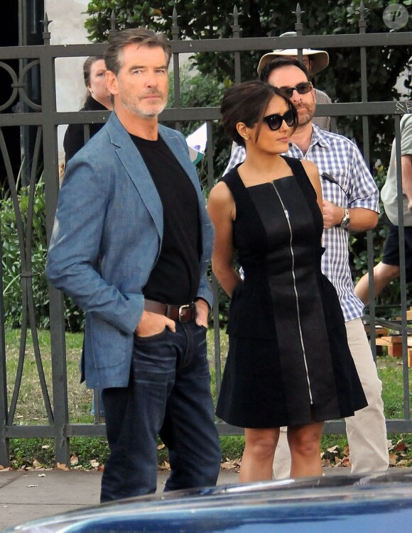 Pierce Brosnan et Salma Hayek en forme sur le tournage du film How to Make Love Like an Englishman à Los Angeles, le 30 octobre 2013.