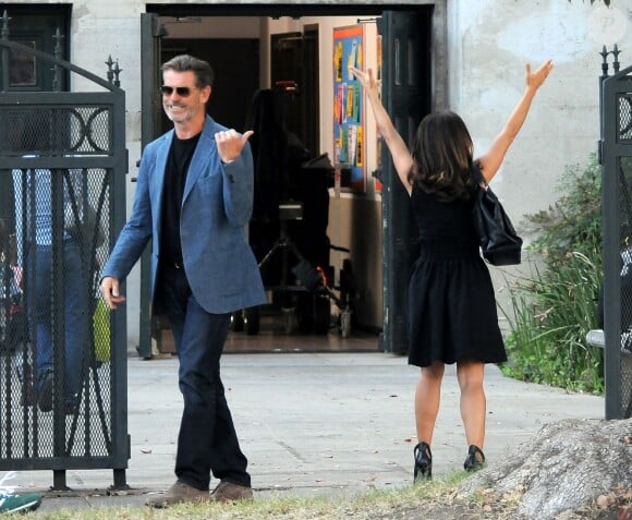 Pierce Brosnan et Salma Hayek en forme sur le tournage du film How to Make Love Like an Englishman à Los Angeles, le 30 octobre 2013.