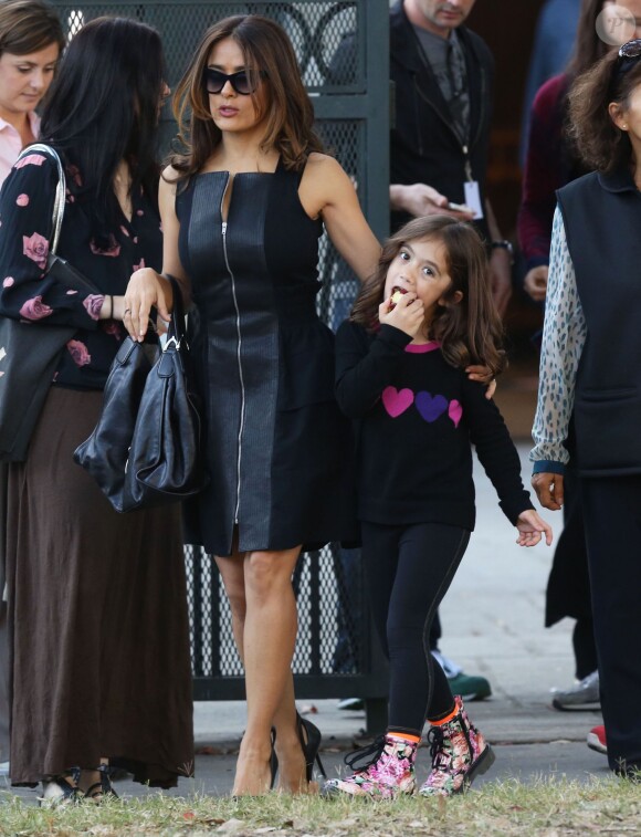 Salma Hayek avec sa fille Valentina Paloma Pinault sur le tournage du film How to Make Love Like an Englishman à Los Angeles, le 30 octobre 2013.
