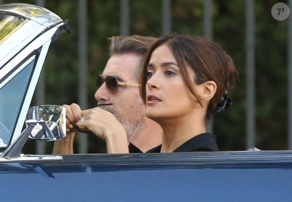 Pierce Brosnan et Salma Hayek en forme sur le tournage du film How to Make Love Like an Englishman à Los Angeles, le 30 octobre 2013.