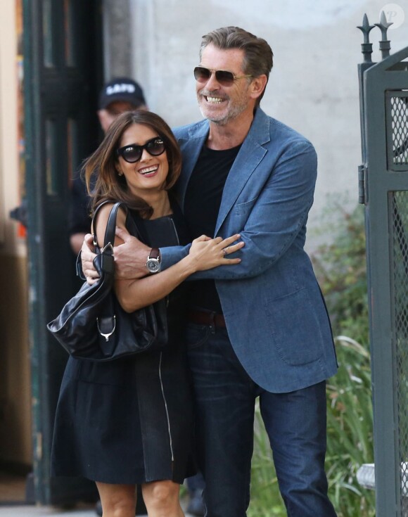 Pierce Brosnan et Salma Hayek en forme sur le tournage du film How to Make Love Like an Englishman à Los Angeles, le 30 octobre 2013.