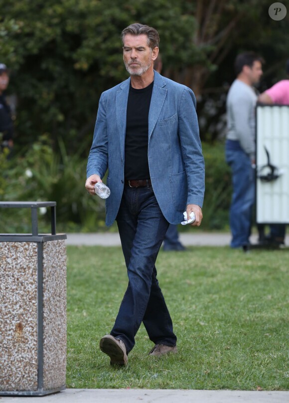 Jessica Alba, Pierce Brosnan et Salma Hayek sur le tournage du film "How to Make Love Like an Englishman" a Los Angeles, le 30 octobre 2013. Jessica Alba saute au cou de Pierce Brosnan et l'embrasse. Valentina Paloma Pinault, la fille de Salma Hayek, est venue passer du temps avec sa mere sur le tournage.  PLEASE HIDE CHILDREN'S FACE PRIOR TO THE PUBLICATION Jessica Alba, Salma Hayek, Pierce Brosnan - Stars spotted on the set of 'How To Make Love Like An Englishman' filming in Los Angeles, California on October 30, 2013. Valentina Paloma Pinault, Salma Hayek's daughter, visited her mom on the set.30/10/2013 - Los Angeles