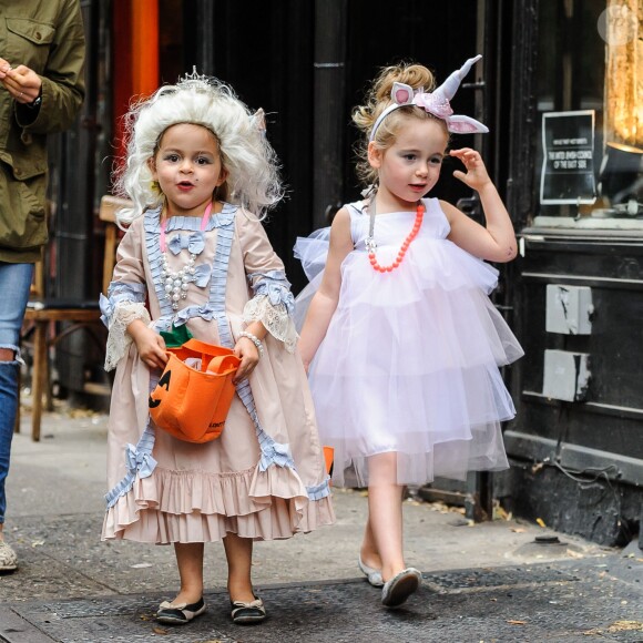 Les filles de Sarah Jessica Parker, Marion et Tabitha font la chasse aux bonbons pour Halloween à West Village, New York, le 31 octobre 2013.