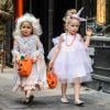 Les filles de Sarah Jessica Parker, Marion (en licorne) et Tabitha (en Marie-Antoinette) font la chasse aux bonbons pour Halloween à West Village, New York, le 31 octobre 2013.