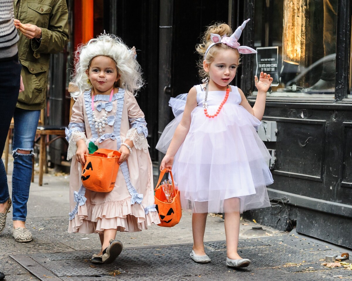 Photo : Les filles de Sarah Jessica Parker, Marion (en licorne) et Tabitha  (en Marie-Antoinette) font la chasse aux bonbons pour Halloween à West  Village, New York, le 31 octobre 2013. - Purepeople