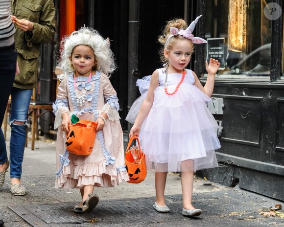 Les filles de Sarah Jessica Parker, Marion (en licorne) et Tabitha (en Marie-Antoinette) font la chasse aux bonbons pour Halloween à West Village, New York, le 31 octobre 2013.