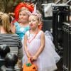 Les filles de Sarah Jessica Parker, Marion et Tabitha font la chasse aux bonbons pour Halloween à West Village, New York, le 31 octobre 2013.