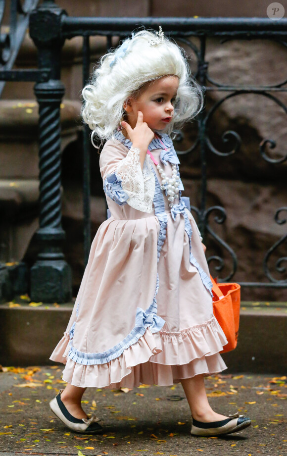 Tabitha en Marie-Antoinette - Les filles de Sarah Jessica Parker, Marion et Tabitha font la chasse aux bonbons pour Halloween à West Village, New York, le 31 octobre 2013.