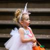 Marion déguisée en licorne - Les filles de Sarah Jessica Parker, Marion et Tabitha font la chasse aux bonbons pour Halloween à West Village, New York, le 31 octobre 2013.