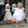 Les deux jumelles de Sarah jessica Parker, Marion et Tabitha font Halloween en costumes dans West Village, New York, le 31 octobre 2013.