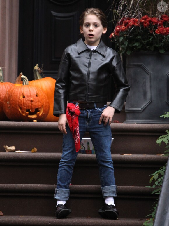 Le fils de Sarah jessica Parker, James Broderick, déguisé pour Halloween à West Village, New York, le 31 octobre 2013.