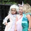 Les deux jumelles de Sarah jessica Parker, Marion et Tabitha font Halloween en costumes dans West Village, New York, le 31 octobre 2013.