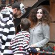 Liv Tyler et son fils Milo ont distribués des bonbons pour Halloween dans leur quartier de West Village, à New York, le 31 octobre 2013.