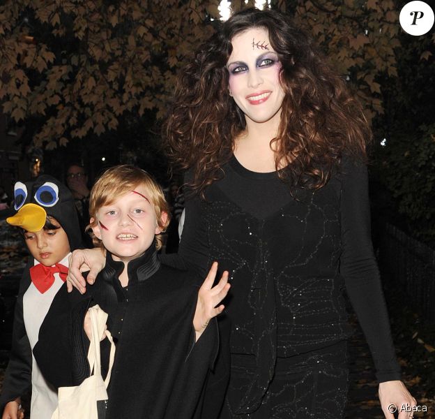 Liv Tyler et son fils Milo ont cherché des bonbons pour Halloween dans le quartier de West Village, à New York, le 31 octobre 2013.
